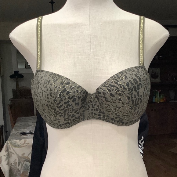 Bras - Picture 1 of 3